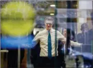  ?? PABLO MARTINEZ MONSIVAIS — THE ASSOCIATED PRESS ?? Alex van der Zwaan raises his arms as he goes through security checkpoint during his arrival Federal District Court in Washington on Tuesday.