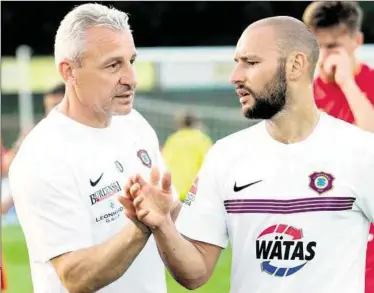  ??  ?? FCE-Trainer Pavel Dotchev (l.) im Gespräch mit Philipp Riese. Für den Coach ist der 26-Jährige enorm wichtig.