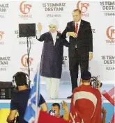  ?? Ansa ?? Applausi La festa a Istanbul per l’anniversar­io del mancato golpe, il presidente Erdogan e la pubblicazi­one fatta in Italia dal governo turco