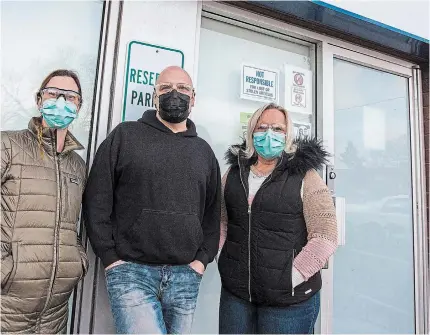  ?? BOB TYMCZYSZYN TORSTAR ?? Keira Knowles, left, supervisor of the Consumptio­n and Treatment Services safe-injection site operated by Positive Living Niagara, with harm-reduction staff Randy Schwark and Myrtle Stage. A record number of Niagarans died of opioid overdoses last year.