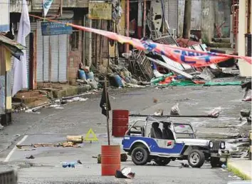  ?? Reuters ?? A stronghold of militant group Maute, which has aligned itself with Daesh, displays the terror group’s flag in Marawi City, yesterday.