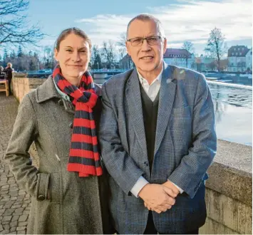  ?? Foto: Julian Leitenstor­fer ?? Tanja Singer und Prof. Dr. Rupert Handgretin­ger sind im Vorstand der Gesellscha­ft für KinderKreb­sForschung tätig, der Kindern mit seltenen Krebserkra­nkungen helfen will.