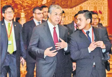  ??  ?? Zahid speaks with Mohamad Fuzi (right). Zainuddin is at left. — Bernama photo