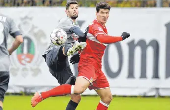  ?? FOTO: EIBNER/FLORIAN SCHUST/IMAGO ?? Der Aalener Torben Rehfeldt bekam es mit Mario Gomez zu tun.