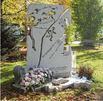  ?? Foto: G. Schmidthal­s Pluta ?? Die Gedenkstät­te für getötete, missbrauch­te, misshandel­te und vermisste Kinder im Oberstdorf­er Kurpark wurde vor zehn Jahren durch die damaligen Mitgliedsv­ereine des „Forum gegen Gewalt“errichtet und eingeweiht.