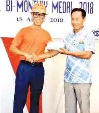  ??  ?? Tan Lim (right) receives his prize from Il Ku after winning the A Medal in the Bi-Monthly Medal Golf Challenge held at the Sutera Harbour Marina, Golf and Country Club on Sunday.