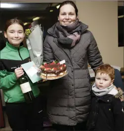  ??  ?? Baker Ruth-Ann Kelso and Riley Crowe are thanked for all her lovely baking by Izzy Richardson