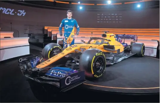  ??  ?? NOVEDADES. Carlos Sainz, con sus nuevos colores, tras el McLaren MCL34 que fue presentado ayer en la fábrica de Woking.