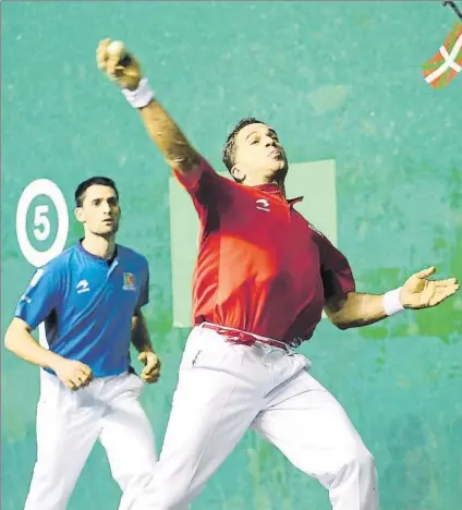  ?? FOTO: UNCITI ?? Aimar Olaizola entra de aire ante la mirada de Jon Ander Albisu El navarro pasó a cuartos de final sin pasar demasiados apuros