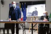  ?? (Photo M. G.) ?? Devant le portrait du défunt, le maire Robert Beneventi a rendu hommage, au nom de la commune, à Samuel Party, l’enseignant assassiné le  octobre dernier.