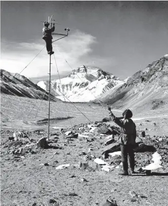  ??  ?? 1960-е гг., ученые устанавлив­ают прибор для метеоролог­ического наблюдения (фото Чэнь Цзунлея)