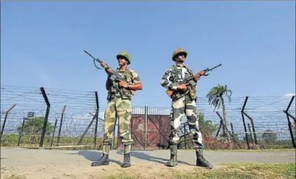  ?? SUBRATA BISWAS/ HT ?? Border Security Force soldiers at the IndoBangla­desh border on 7th May, 2014