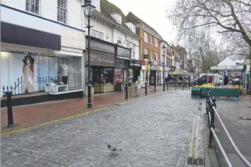  ?? Picture: Paul Amos FM4211219 ?? A gang of up to 40 youths swore at shoppers in the town centre