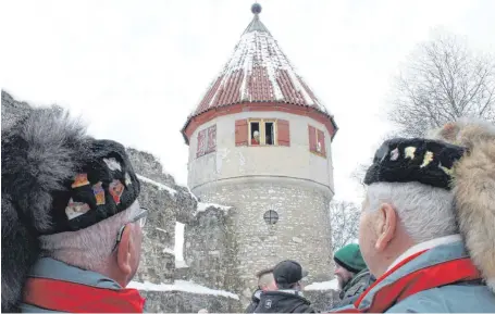  ?? FOTO: SIMON SCHNEIDER ?? Die Ehrennarre­nräte der Honberger Gert Kaufmann (links) und Herbert Tiny blicken auf dem Honberg zum Kischtämän­nle.