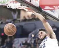  ??  ?? Karl Towns al momento de realizar un fuerte donqueo en el partido que los Wolves ganaron anoche