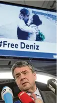  ?? Foto: Nietfeld, dpa ?? Sigmar Gabriel verkündet die Freilas sung von Deniz Yücel.