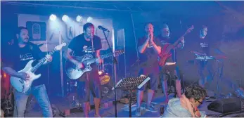  ??  ?? Die sechsköpfi­ge Watzmann-Band wurde bei „Gosheim Rockt“frenetisch bejubelt – im Bild Tommy Schaefer, Rudi Zisterer, Michael Marquart, Helmut Hermle, Alexander Hermle (von links).