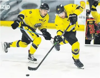  ?? GEOFF WHITE ?? Left, Tom Jackson clears the puck watched by Danny Bullock