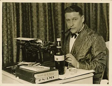  ?? ?? Georges Simenon à Londres en 1934, année des «Suicidés» et du roman «Maigret». (Collection John