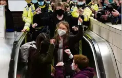  ?? (Photo MaxPPP/EPA) ?? Les militants pour le climat, dont la Suédoise Greta Thunberg, commençaie­nt hier à arriver à Glasgow, où débutera demain la e Conférence de l’ONU sur le climat.