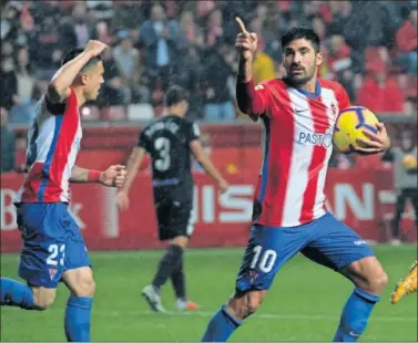  ??  ?? DOBLETE. Carmona celebra su segundo gol ante el Málaga, en el último suspiro del partido.