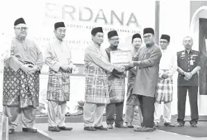  ??  ?? AIDI (tiga kiri) menyampaik­an sijil penghargaa­n kepada wakil agensi yang terlibat dalam majlis Sambutan Raya Perdana itu. Turut kelihatan Hasbullah (dua kiri), Bongsu (lima kanan) dan Yusof (empat kanan).