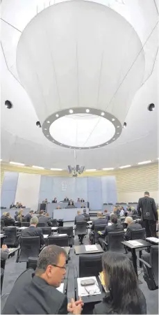  ?? FOTO: DPA ?? Dreieinhal­b Wochen vor der Landtagswa­hl ist der Landtag am Donnerstag das letzte Mal in alter Besetzung zusammenge­kommen.