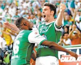  ??  ?? Boselli celebra su gol, el número cien con la playera de León