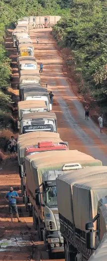  ?? DANIEL TEIXEIRA/ESTADÃO–25/2/2018 ?? Rumo ao norte. Caminhões com soja fazem fila na BR-163