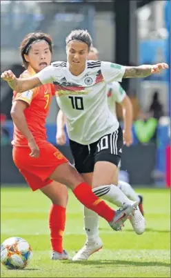  ??  ?? DURA ENTRADA. Wang Shuang comete una falta sobre Marozsan.