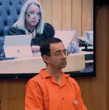  ??  ?? Larry Nassar, 54 anni, ascolta la terza sentenza che lo condanna