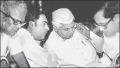  ?? VIRENDRA PRABHAKAR/HT ARCHIVE ?? ND Tiwari with Rajiv Gandhi during an AICC Meeting in 1980.