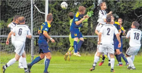  ?? FOTO: HKB ?? Nach dem 1:7 im Pokal gegen den SV Villingend­orf hoffen die Kolbinger (weiß) in Aldingen wieder auf ein Erfolgserl­ebnis. Doch auch der Gastgeber will sein erstes Saison-Heimspiel gewinnen.