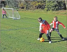  ?? 01_B44united1­3 ?? An Arran player does a good job shielding the ball.