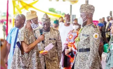  ??  ?? Makinde at the passing-out ceremony of the Àmòtékún Corps in Oyo Town