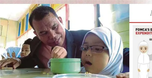  ?? PIC BY NAZDY HARUN ?? SK Betong headmaster Mohamad Sabri Abu Bakar with pupil Nur Kamalia Atilia Kamal, 7, who has stage four cancer, in Kuala Terengganu yesterday.