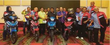  ??  ?? AB Rauf (tengah) bersama motosikal hadiah cabutan bertuah Malaysia Bike Week.