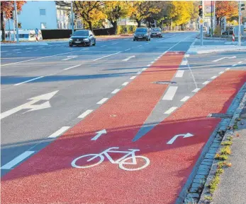  ?? FOTO: BECK ?? Beim Abbiegen an der Kaufmarkt-Kreuzung gilt es, die Vorfahrt der Fahrradfah­rer zu beachten.