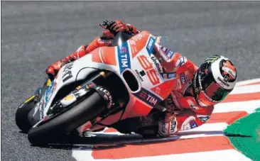  ??  ?? LEJOS. Lorenzo fue doblado en Assen mientras su compañero Dovizioso lograba el liderato del Mundial.