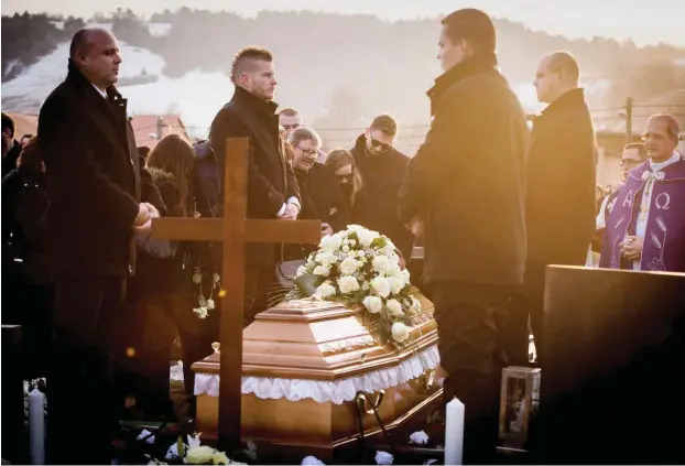  ?? Foto: AFP/Vladimir Simicek ?? Das Begräbnis des Reporters Jan Kuciak in Stiavnik, Slowakei, am 3. März 2018