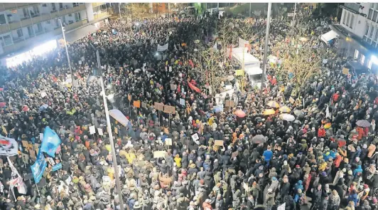  ?? FOTO: CARSTEN PFARR ?? Bei der Kundgebung gegen Rechtsextr­emismus waren der Sonnenhaus­platz und die angrenzend­en Bereiche voller Menschen.