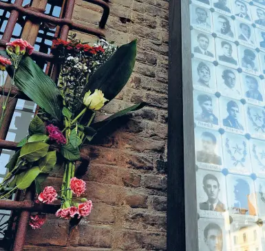  ??  ?? L’omaggio al sacrario dei caduti in piazza del Nettuno organizzat­o da Roberto Morgantini