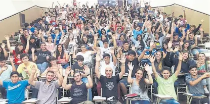  ??  ?? Córdoba, junto con sus alumnos, en el anfiteatro de la Universida­d Nacional de Salta