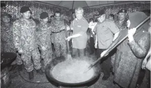  ??  ?? ZAHID (tengah) turut sama memasak gulai kawah ketika merasmikan Gotong Royong Perdana Angkatan Tentera Malaysia (ATM) di Rumah Panjang Kampung Pueh kelmarin. - Gambar BERNAMA