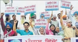  ?? SAMEER SEHGAL/HT ?? Aam Aadmi Party workers protesting against the state government in Amritsar on Friday.