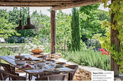  ??  ?? Repas d’été. La cheffe Samantha Ford accompagne Caroline en cuisine. Cette pétillante Anglaise, modeste et généreuse, propose des assiettes végétales imaginées selon son humeur et les produits qu’elles rapportent ensemble des marchés alentour.