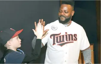  ?? AP ?? El mayor problema de Fernando Rodney en el 2017 fue el agarre para su cambio.