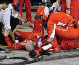  ??  ?? Bij de tweede pitstop van Räikkönen liep het mis: een mecanicien werd door de Ferrari meegesleur­d en liep een dubbele beenbreuk op.
