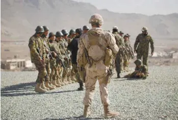  ?? ANJA NIEDRINGHA­US ARCHIVES ASSOCIATED PRESS ?? Un soldat des Forces armées canadienne­s encadre une séance d’entraîneme­nt des soldats de l’Armée nationale afghane au Centre d’entraîneme­nt militaire de Kaboul, en Afghanista­n, le mercredi 7 mars 2012.