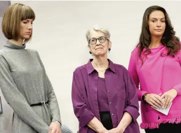  ?? PHOTO AFP ?? Rachel Crooks, Jessica Leeds et Samantha Holvey, hier, lors d’une conférence de presse à New York. Deux d’entre elles accusent le président américain d’agression sexuelle.